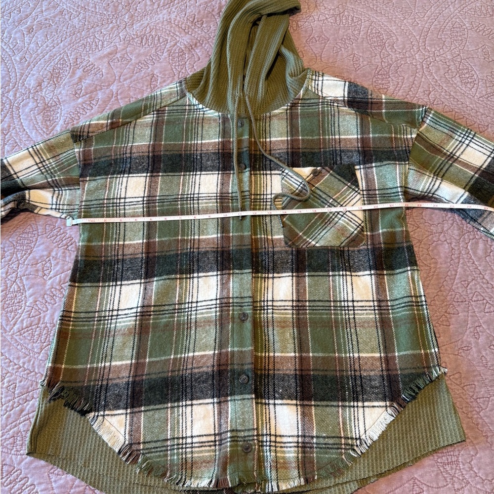 Women's Green Plaid Button-Down Hooded Shirt - Picture 4 of 10